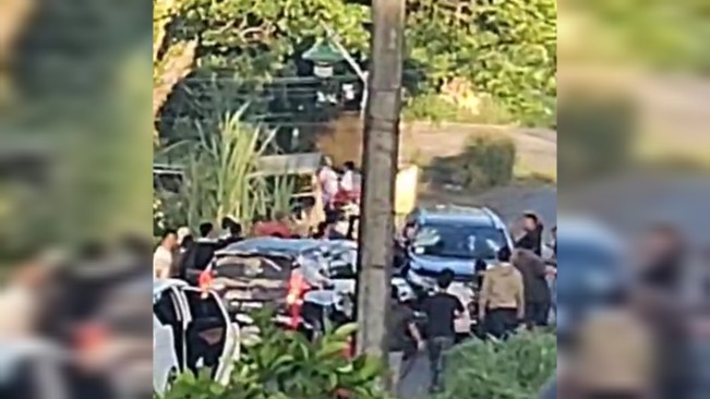 Tangkapan layar sekelompok Ormas melakukan penyerangan. [Istimewa]